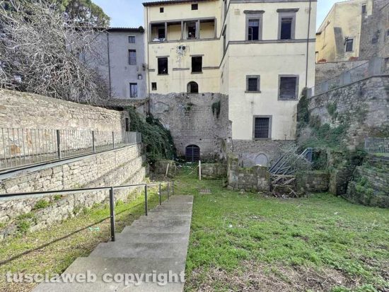 Viterbo - La città sotterranea ridotta a discarica