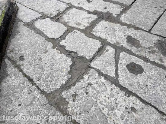 Viterbo - Cemento in mezzo agli antichi lastroni di San Pellegrino