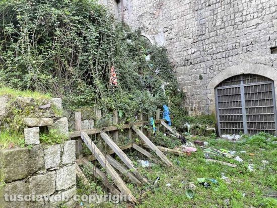 Viterbo - La città sotterranea ridotta a discarica
