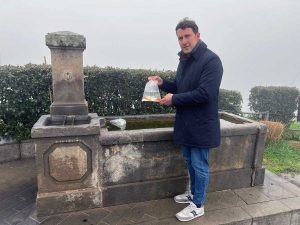 Bagnoregio - Luca Profili con i nuovi pesci rossi