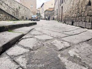 Viterbo - Cemento in mezzo agli antichi lastroni di San Pellegrino
