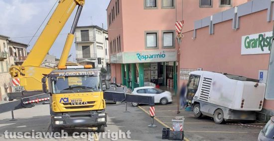 Montefiascone - Spazzatrice sprofonda in via Oreste Borghesi