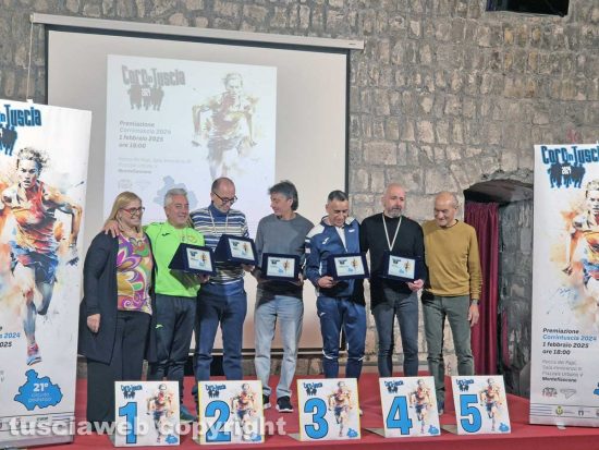 Montefiascone - Le premiazioni del Corrintuscia 2024 - Il podio della classifica maschile di società