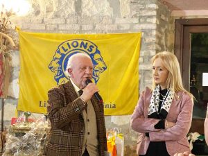 Tarquinia - La presidente del Lions Club di Tarquinia Roberta Ranucci e l'avvocato Piero Messina