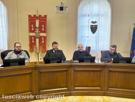 Alessandro Romoli e Fabio Barzellotti dell'associazione Lo Zucchero Filato con alcuni giovani