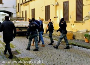 Viterbo - Blitz delle forze dell'ordine alle case popolari - Un arresto