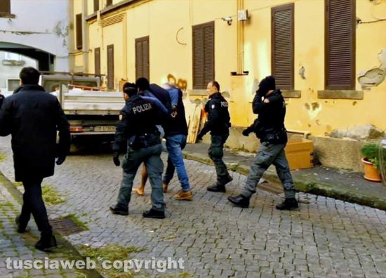 Viterbo - Blitz delle forze dell'ordine alle case popolari - Un arresto