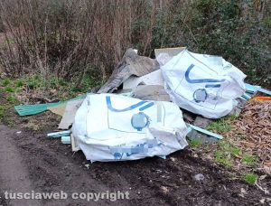 Sacchi abbandonati sulla provinciale Monte Fogliano