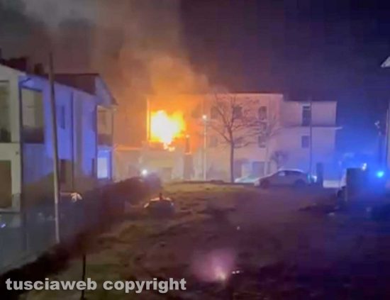 Casa in fiamme a Oriolo Romano