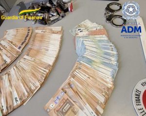 Guardia di finanza - Soldi in contanti