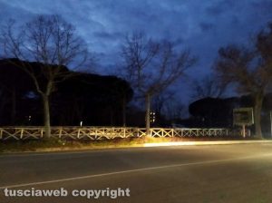 Parcheggio strada Teverina al buio