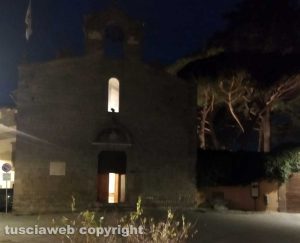 Facciata chiesa piazza del Gesù al buio
