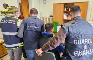 Forlì - Guardia di finanza - Banconote e documenti falsi, commercio di farmaci pericolosi: smantellata rete criminale