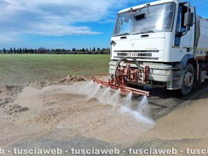 Tarquinia - Camion lavastrada al lavoro