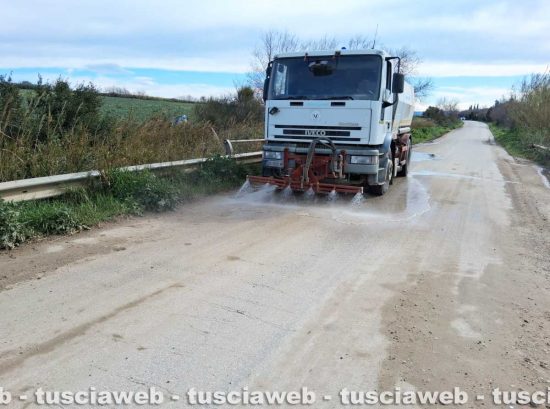 Tarquinia - Camion lavastrada al lavoro
