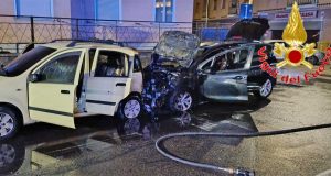 Civitavecchia - Due auto in fiamme