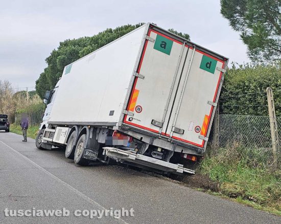 Grotte di Castro - Camion fuori strada
