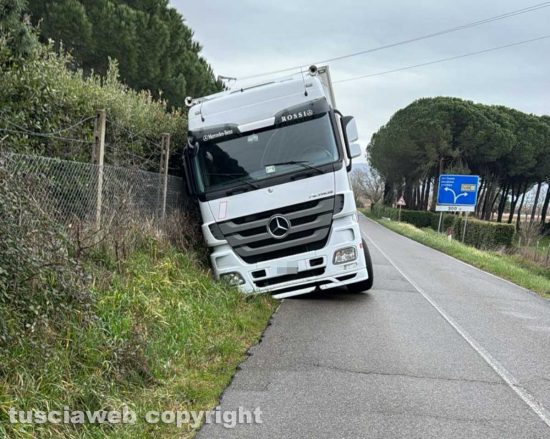 Grotte di Castro - Camion fuori strada
