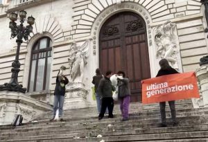 Roma - Blitz di Ultima Generazione sulle scale di Montecitorio