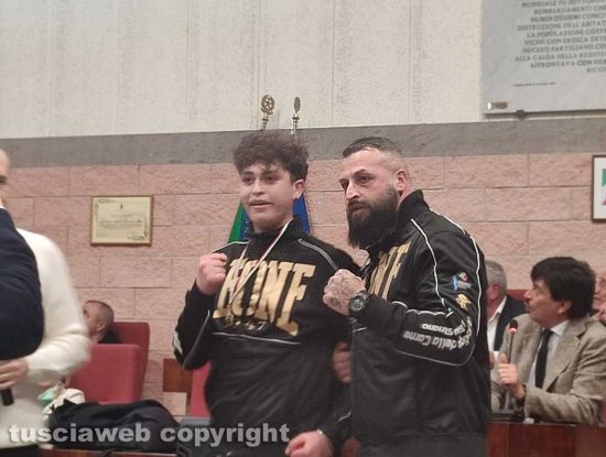 Civitavecchia - Damiano Rizzo campione giovanile di boxe con il suo allenatore
