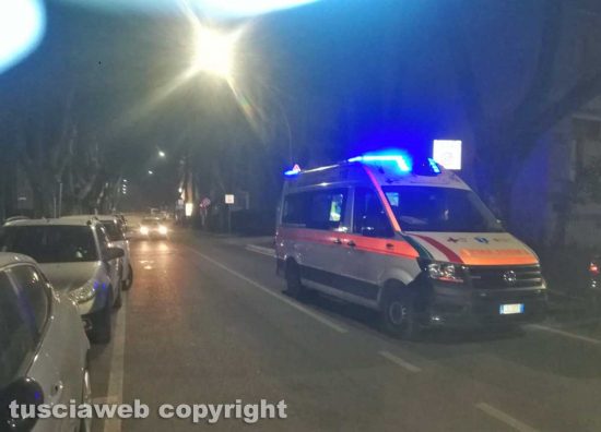 Viterbo - Ambulanza su viale Bruno Buozzi