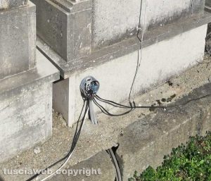 Fili scoperti al cimitero San Lazzaro