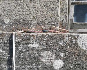Fili scoperti al cimitero San Lazzaro