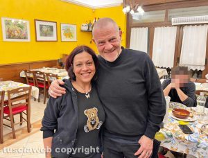 Cellere - Giulio Golia all'Officina del Macellaio con la titolare Rosanna Loria