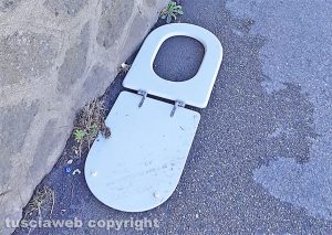 Viterbo - Tavoletta del water in strada Pian del Cerro