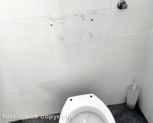Viterbo - Bagni pubblici ristrutturati senza cassetta e tubature di scarico del wc