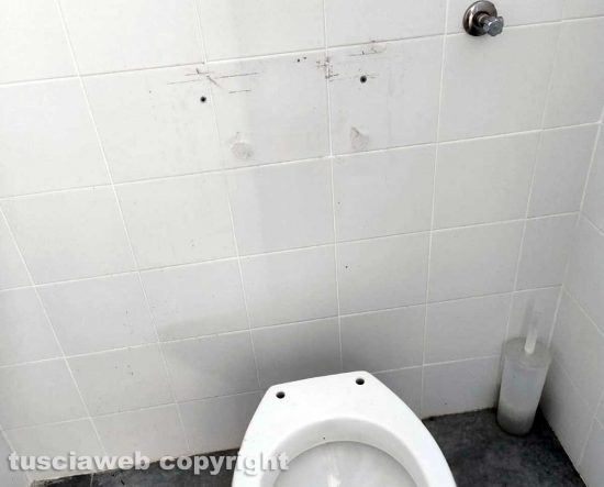 Viterbo - Bagni pubblici ristrutturati senza cassetta e tubature di scarico del wc