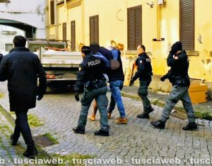 Viterbo - Blitz delle forze dell'ordine alle case popolari - Un arresto