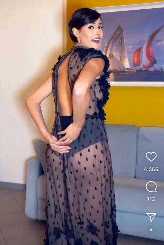 Alice Sabatini in un reel su Instagram mostra il suo outfit ai follower