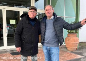 Canino - Enrico Lucci di Striscia la notizia insieme al presidente della cooperativa olivicola Luciano Stocchi