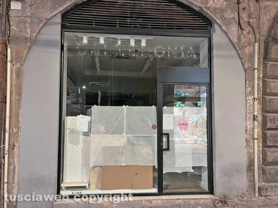 Viterbo - I negozi chiusi in centro