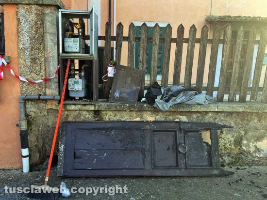 Oriolo Romano - La porta bruciata lasciata all'esterno del palazzo di via della stazione