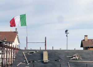 Vitorchiano - Il tricolore sulla nuova scuola dell'infanzia e nido comunale