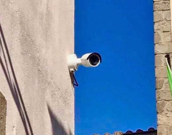 Una telecamera