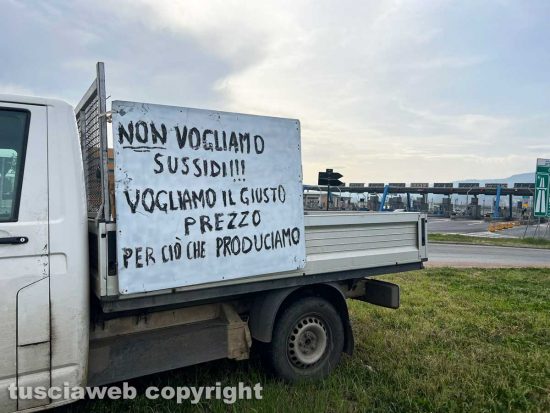 La protesta degli agricoltori al casello di Orte