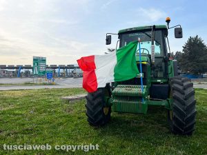 La protesta degli agricoltori al casello di Orte