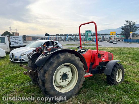La protesta degli agricoltori al casello di Orte