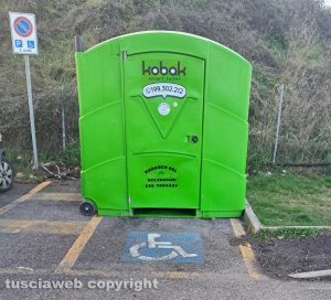 Viterbo - Ospedale Santa Rosa - Un bagno chimico su un posto macchina per disabili