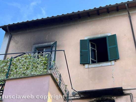 Oriolo Romano - Casa in fiamme nella notte, una donna morta e una salvata in extremis