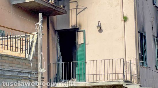 Oriolo Romano - Casa in fiamme nella notte, una donna morta e una salvata in extremis