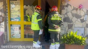 Rogo di Oriolo Romano - Il sopralluogo della pm Paola Conti - I vigili del fuoco