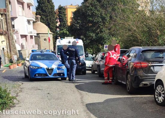 Viterbo - Via Santa Maria in Volturno - La polizia e il 118 sul posto