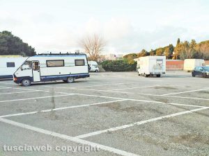 I parcheggi fuori al tribunale di Civitavecchia