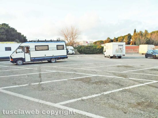 I parcheggi fuori al tribunale di Civitavecchia