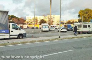 I parcheggi fuori al tribunale di Civitavecchia