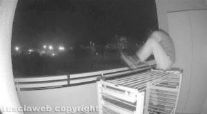 Furto sventato in via Santa Lucia, ladro ripreso dalle telecamere si dà alla fuga